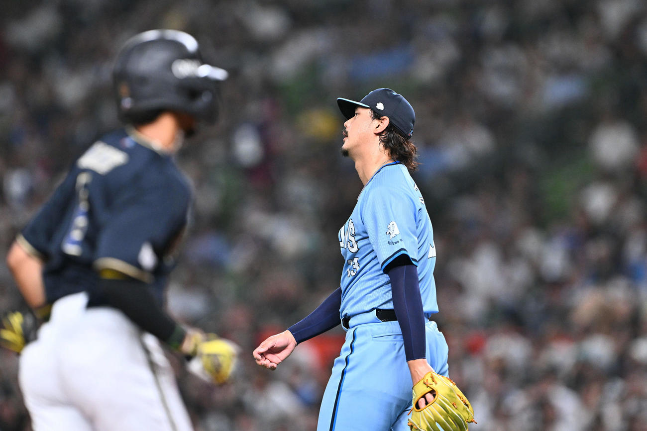 西武対オリックス　2回表オリックス1死一、三塁、宗（手前）に先制3点本塁打を許す高橋（撮影・滝沢徹郎）
