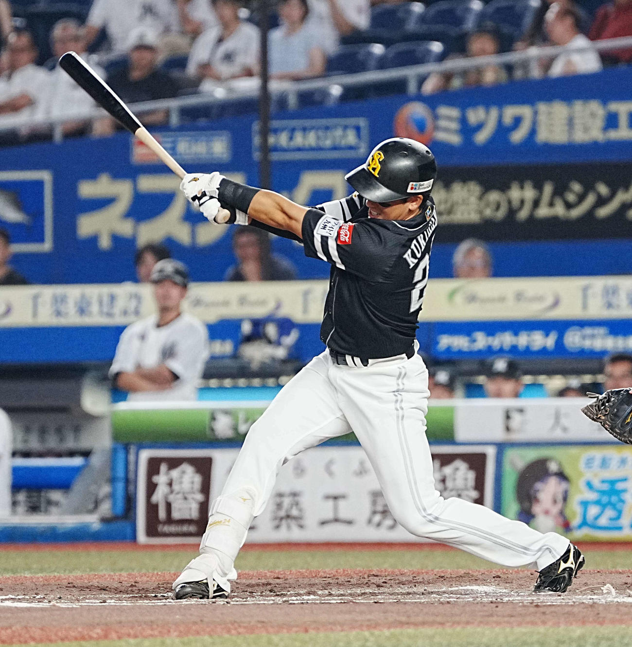 ロッテ対ソフトバンク　2回表ソフトバンク2死二塁、栗原は先制の中前適時打を放つ（撮影・小沢裕）