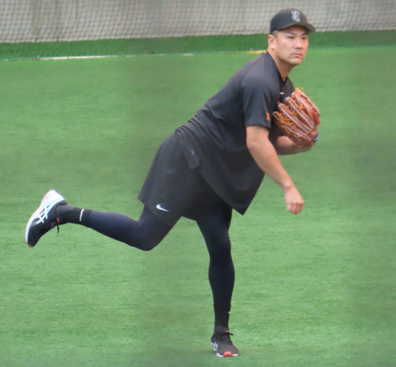 キャッチボールをする巨人田中将（撮影・山本佳央）