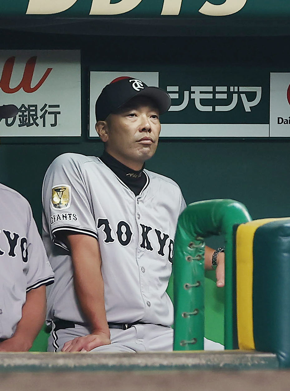 阪神対巨人　5回裏阪神1死一、三塁、戦況を見守る巨人阿部監督（撮影・前田充）