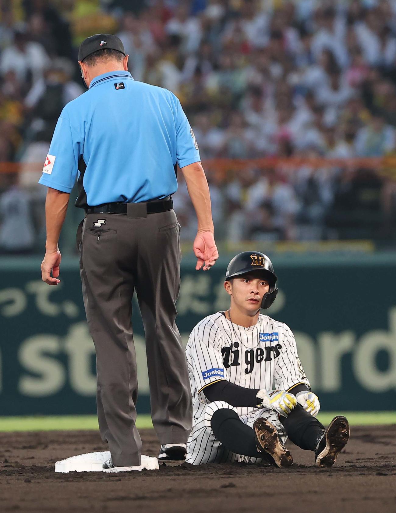 阪神対巨人　2回裏阪神2死一塁、熊谷は二盗に失敗する（撮影・上田博志）