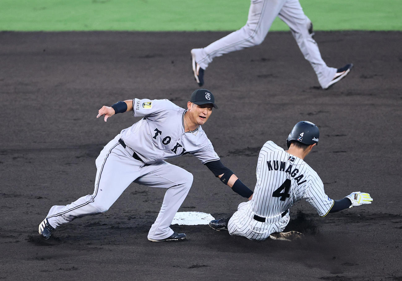 阪神対巨人　2回裏阪神2死一塁、坂本のとき一走熊谷が二盗失敗する。野手吉川（撮影・藤尾明華）