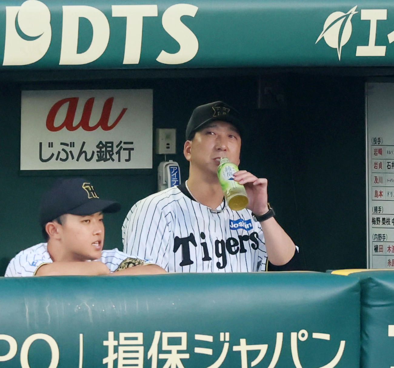 阪神対巨人　1回表を終えベンチで水分補給する阪神藤川監督（撮影・加藤哉）