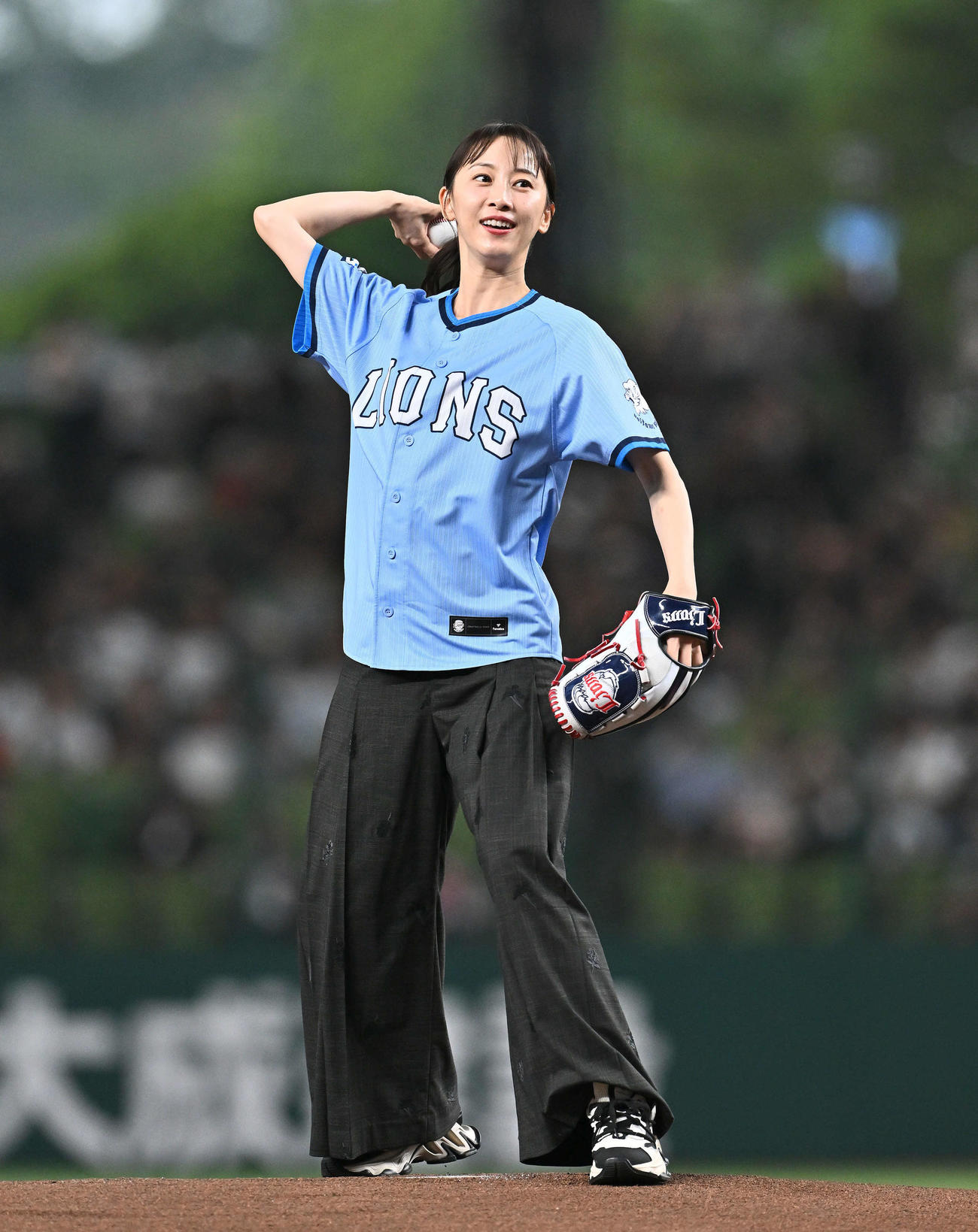 西武対オリックス　セレモニアルピッチする松井玲奈（撮影・滝沢徹郎）