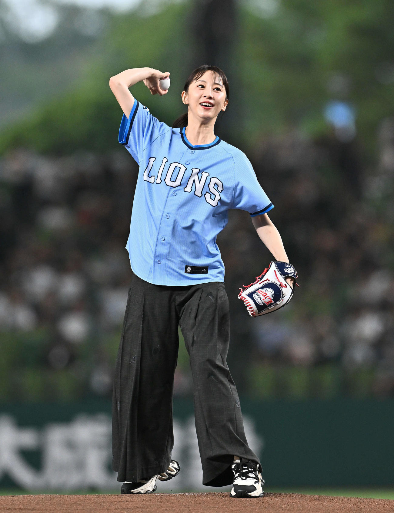 西武対オリックス　セレモニアルピッチする松井玲奈（撮影・滝沢徹郎）