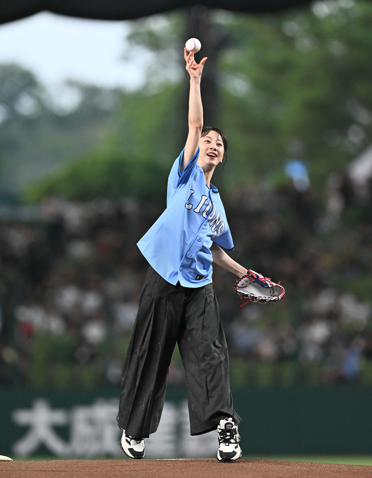 西武対オリックス　セレモニアルピッチする松井玲奈（撮影・滝沢徹郎）