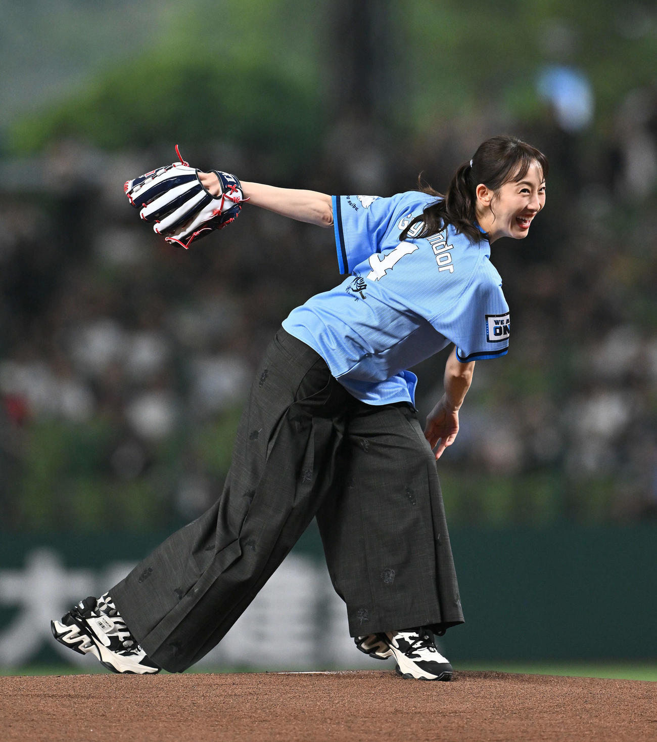 西武対オリックス　セレモニアルピッチする松井玲奈（撮影・滝沢徹郎）