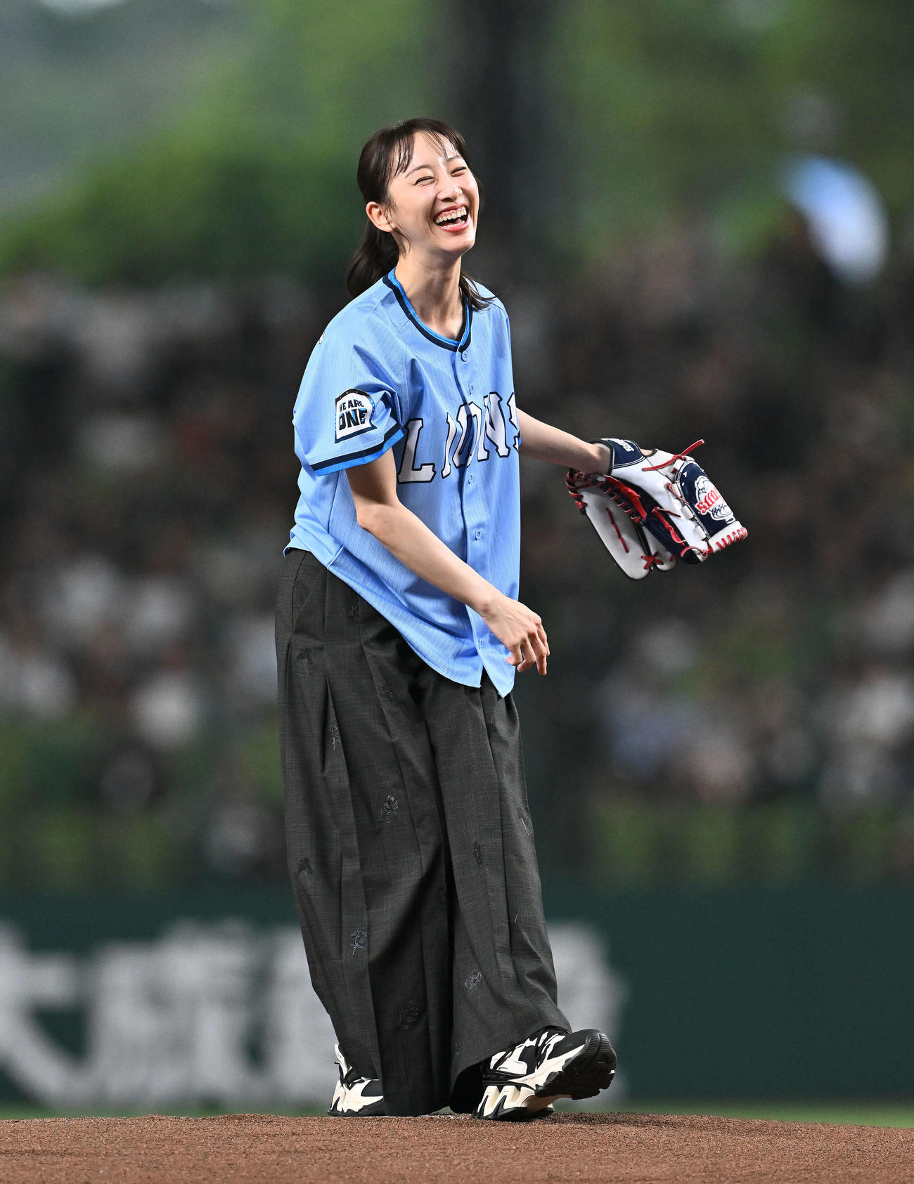 西武対オリックス　セレモニアルピッチする松井玲奈（撮影・滝沢徹郎）