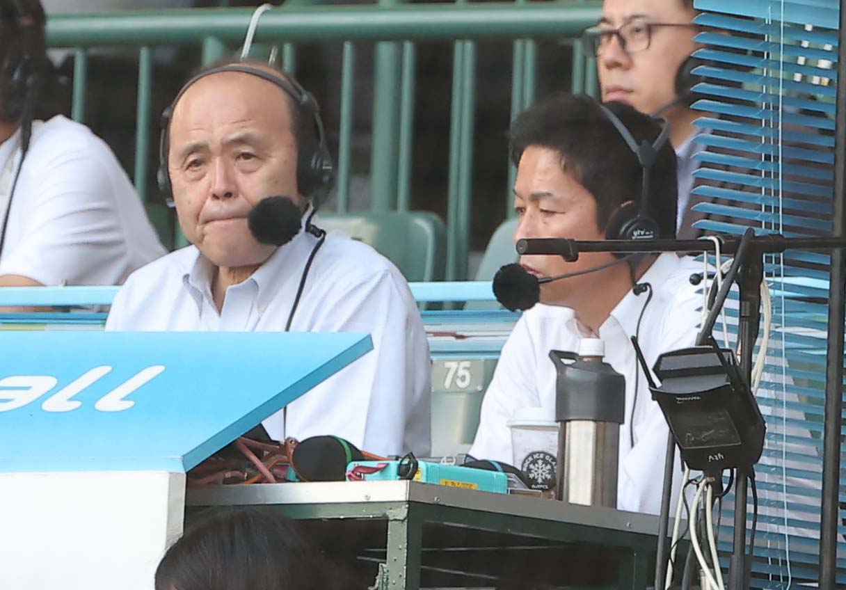 阪神対巨人　テレビ解説をする岡田氏（左）と赤星氏（撮影・上田博志）