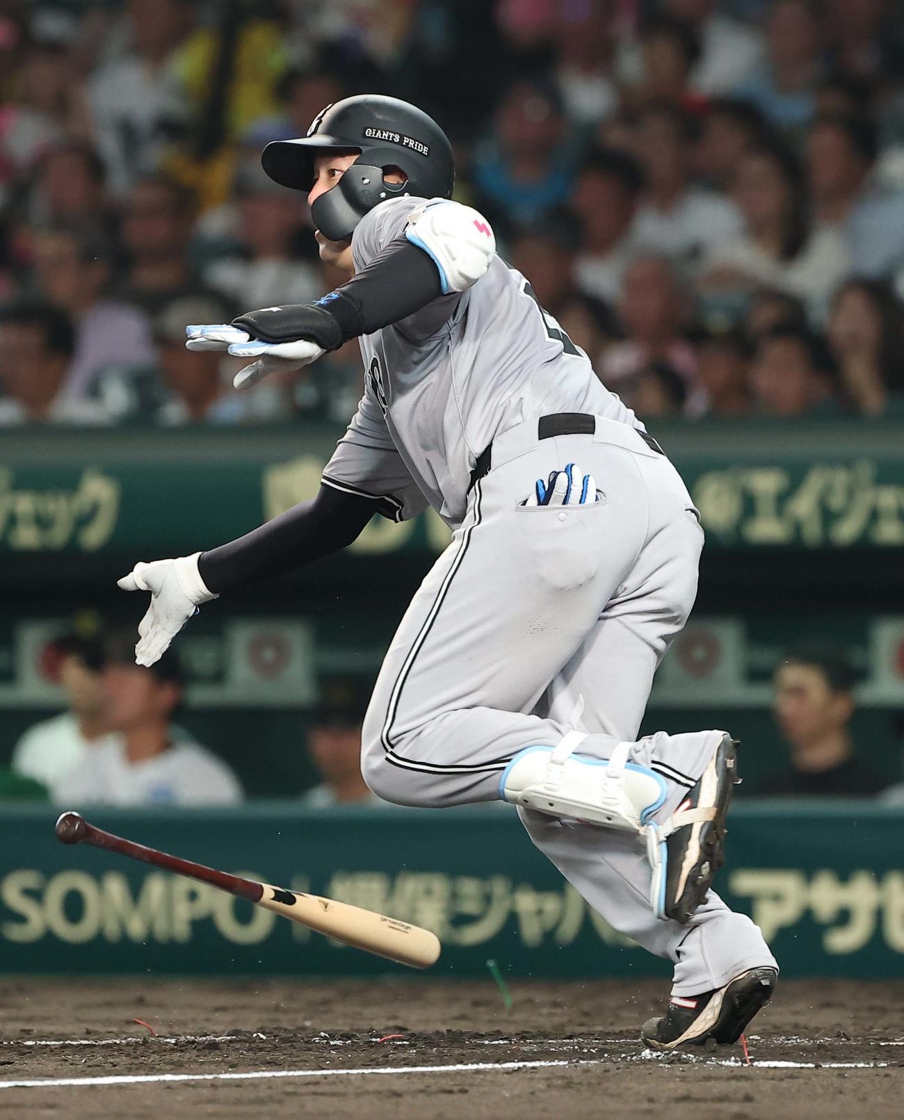 阪神対巨人　4回表巨人1死一、二塁、岸田は先制適時打を放つ（撮影・上田博志）
