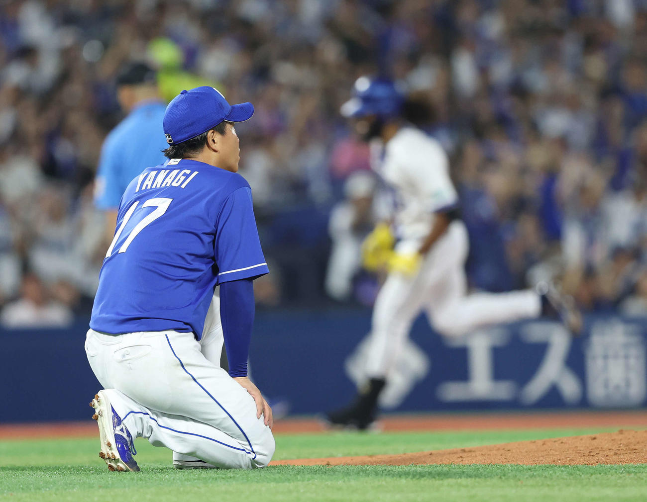 DeNA対中日　2回裏DeNA2死一、三塁、ジャクソンに左中間先制3点本塁打を浴びる柳（撮影・河田真司）