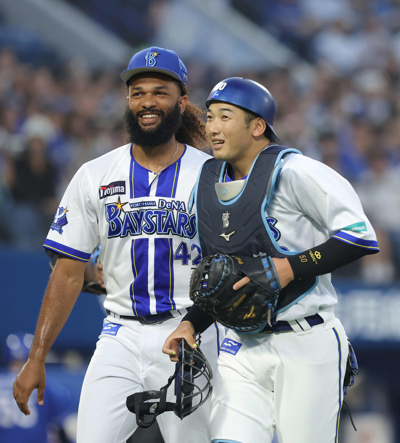 DeNA対中日　1回表を抑え、笑顔でベンチに戻るDeNAジャクソン（左）と山本（撮影・河田真司）
