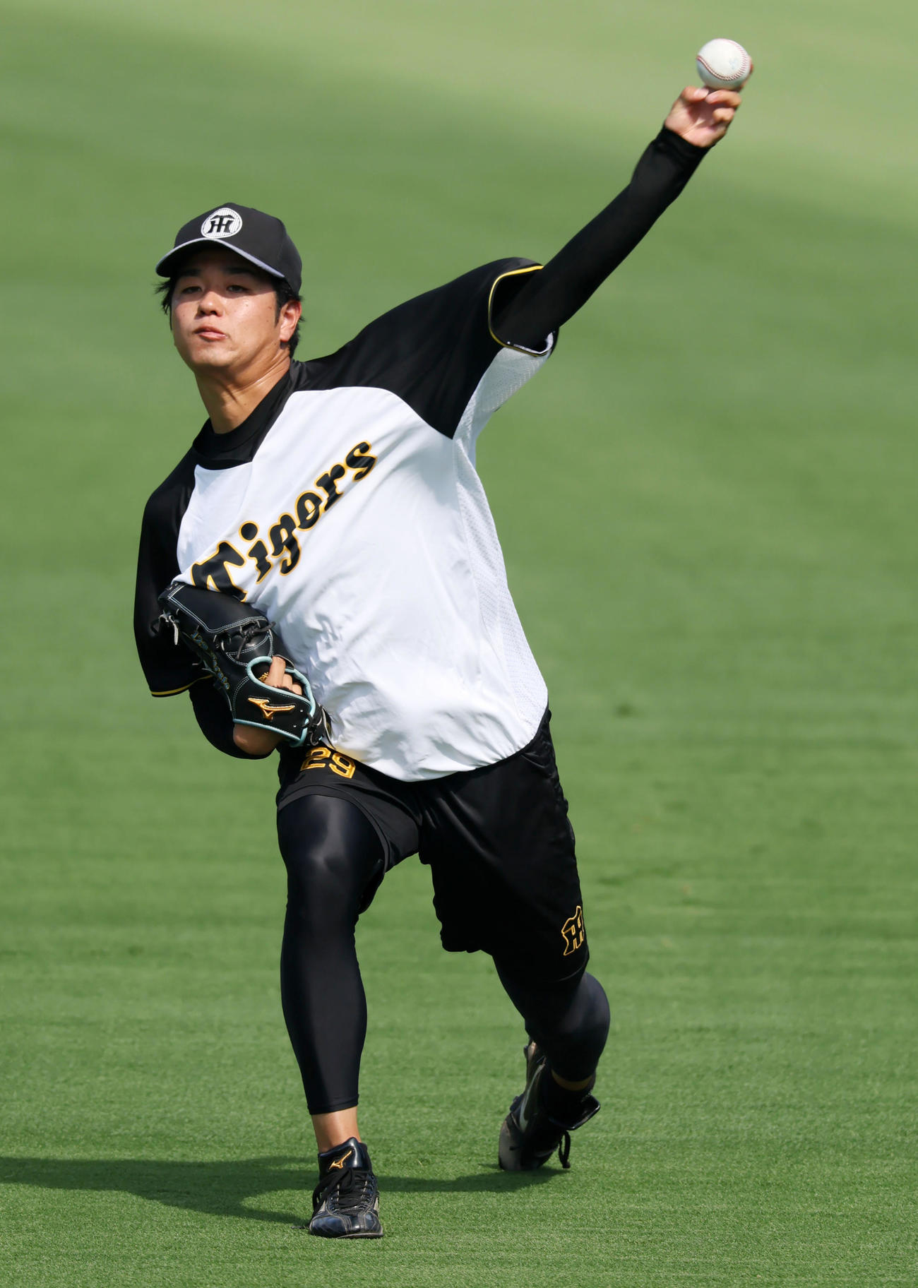 阪神対巨人　練習でキャッチボールする高橋（撮影・加藤哉）