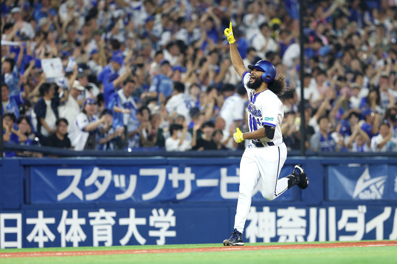 DeNA対中日　2回裏DeNA2死一、三塁、左中間先制3点本塁打を放ちダイヤモンドを回るジャクソン（撮影・河田真司）