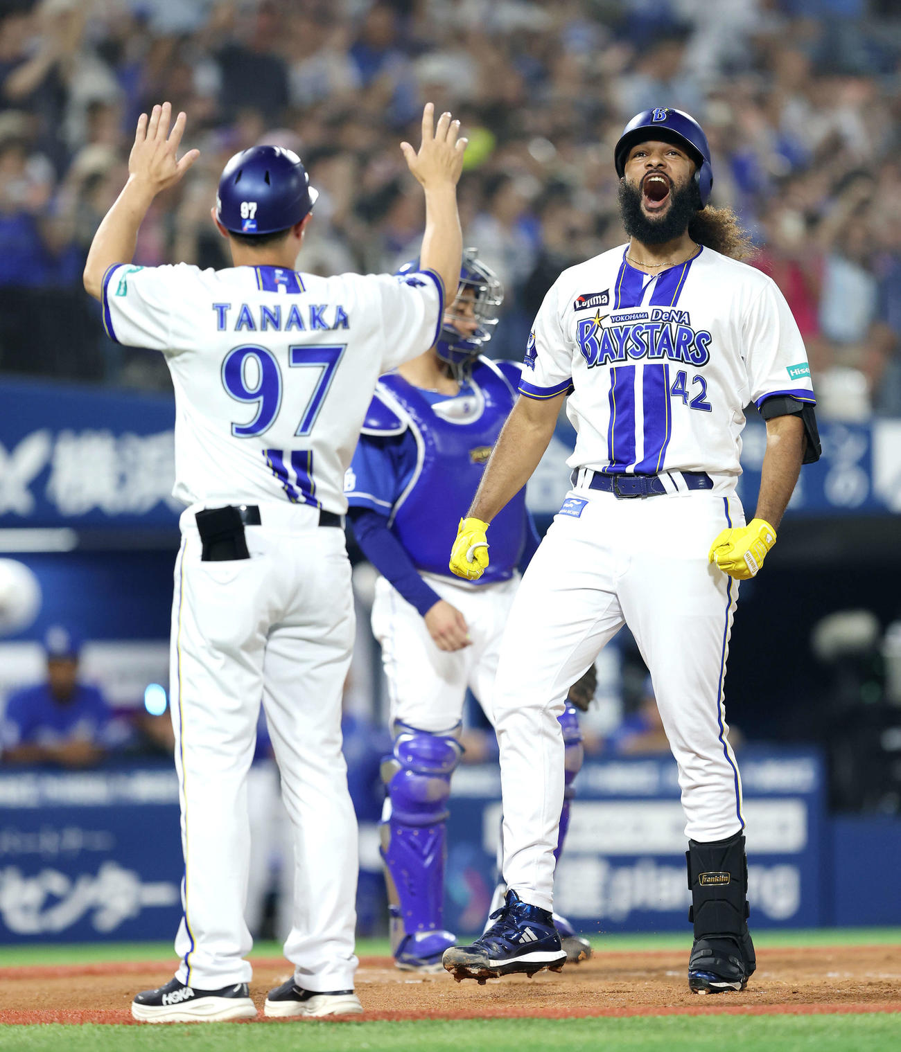 DeNA対中日　2回裏DeNA2死一、三塁、左中間先制3点本塁打で生還し雄たけびを上げるジャクソン（撮影・河田真司）