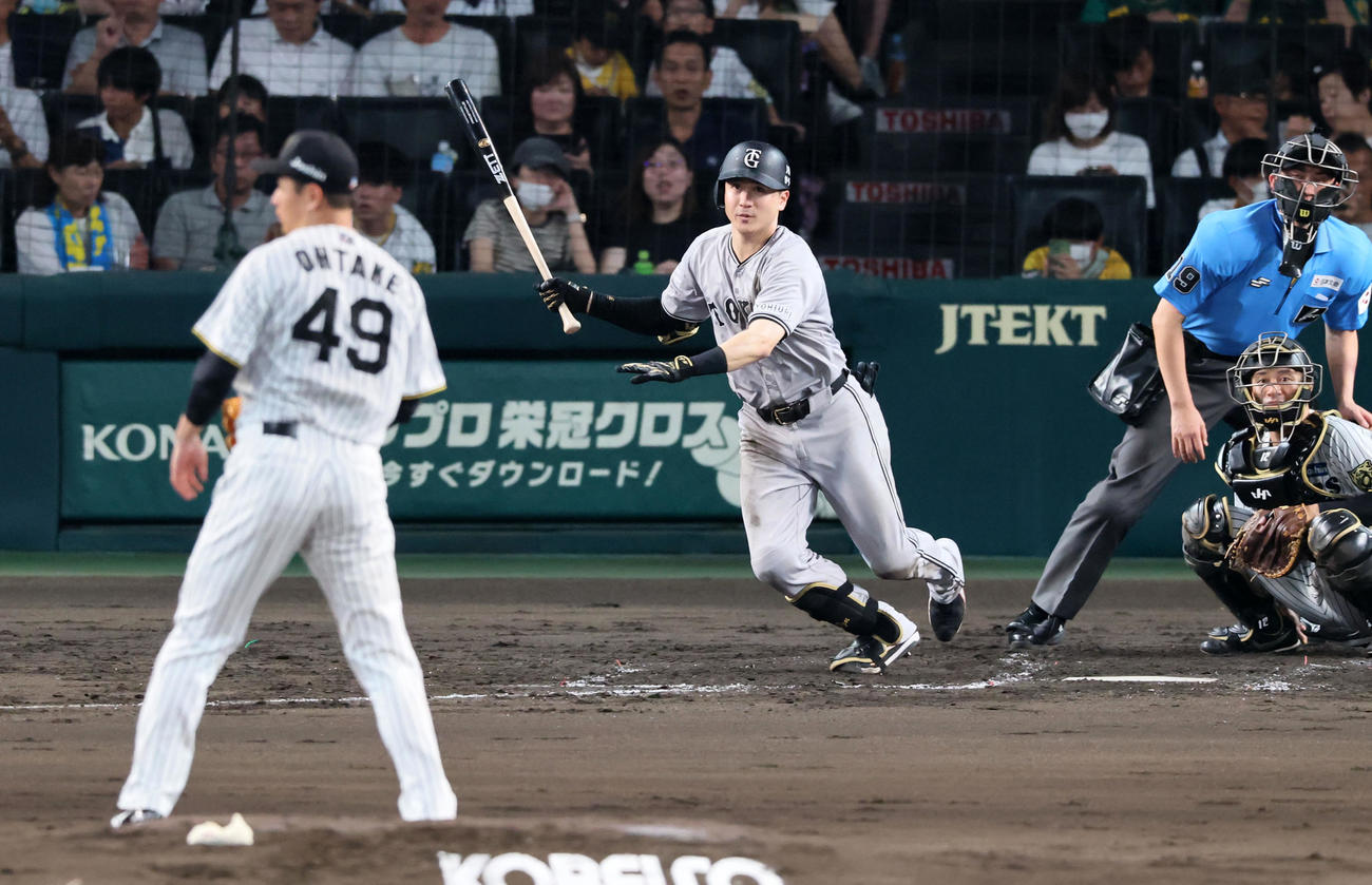 阪神対巨人　4回表巨人1死、泉口は中前打を放つ。投手大竹（撮影・加藤哉）