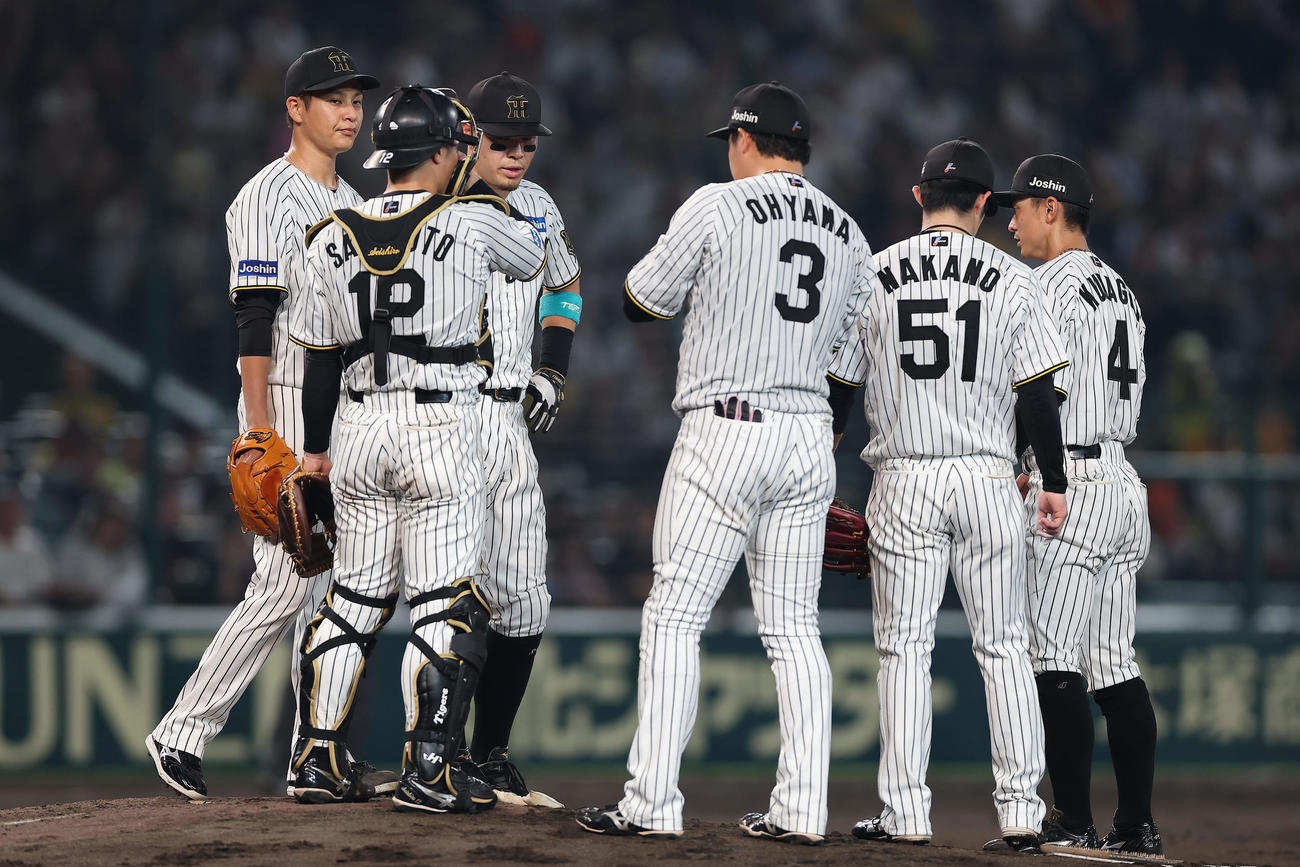 阪神対巨人　4回表巨人1死一、二塁、マウンドに集まる大竹（左端）ら阪神の選手たち（撮影・前田充）