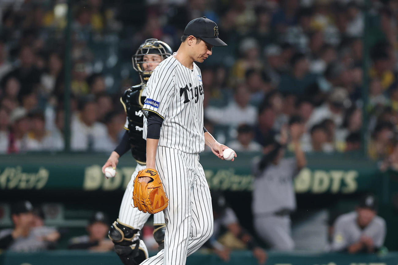 阪神対巨人　4回表巨人1死一、二塁、岸田に先制適時打を浴びた大竹（撮影・前田充）