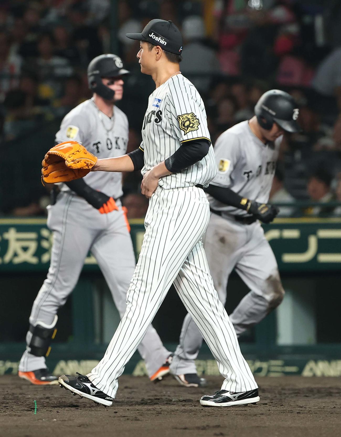 阪神対巨人　4回表巨人1死一、二塁、大竹（中央）は岸田の先制適時打で泉口（右）の生還を許す（撮影・上田博志）