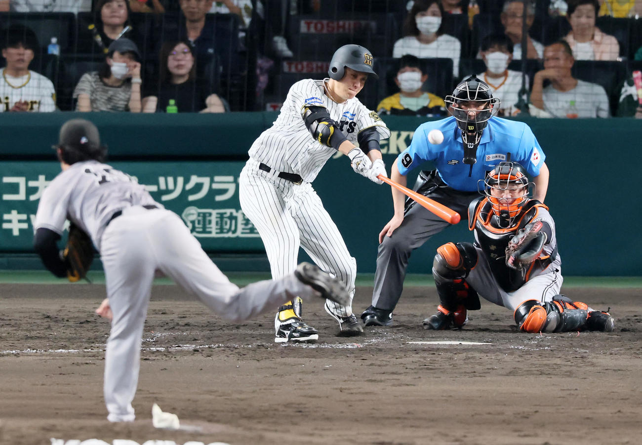 阪神対巨人　5回裏阪神1死満塁、大竹は同点となる中前適時打を放つ。投手山崎（撮影・加藤哉）