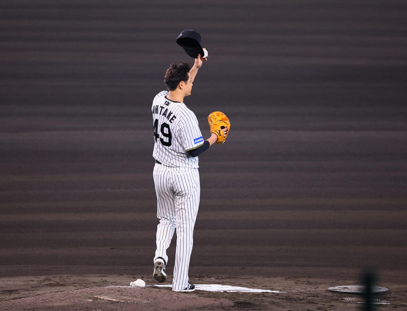 阪神対巨人　5回に同点適時打を放ち、ファンの声援に応える阪神大竹（撮影・藤尾明華）