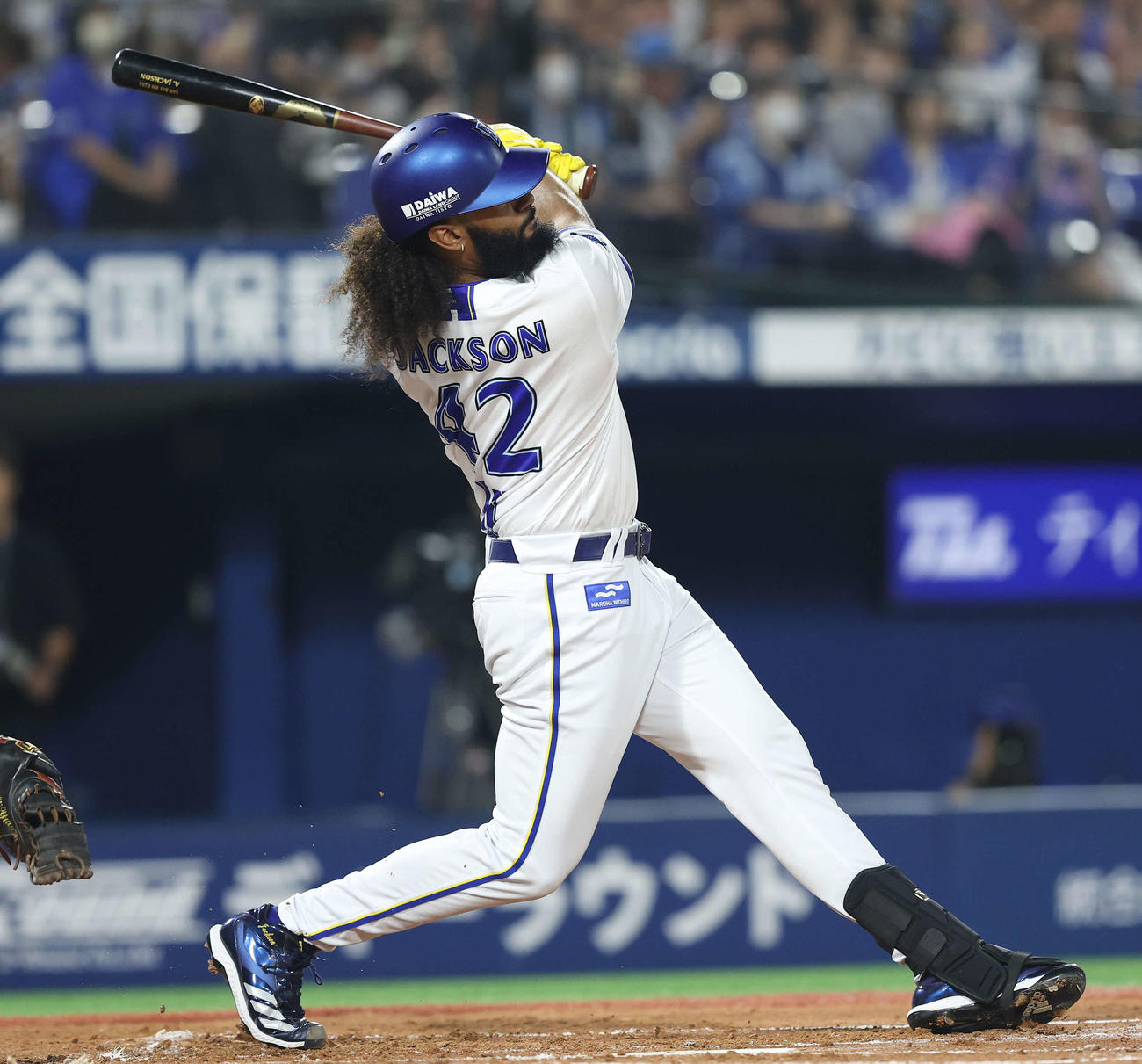 DeNA対中日　2回裏DeNA2死一、三塁、左中間先制3点本塁打を放つジャクソン（撮影・河田真司）