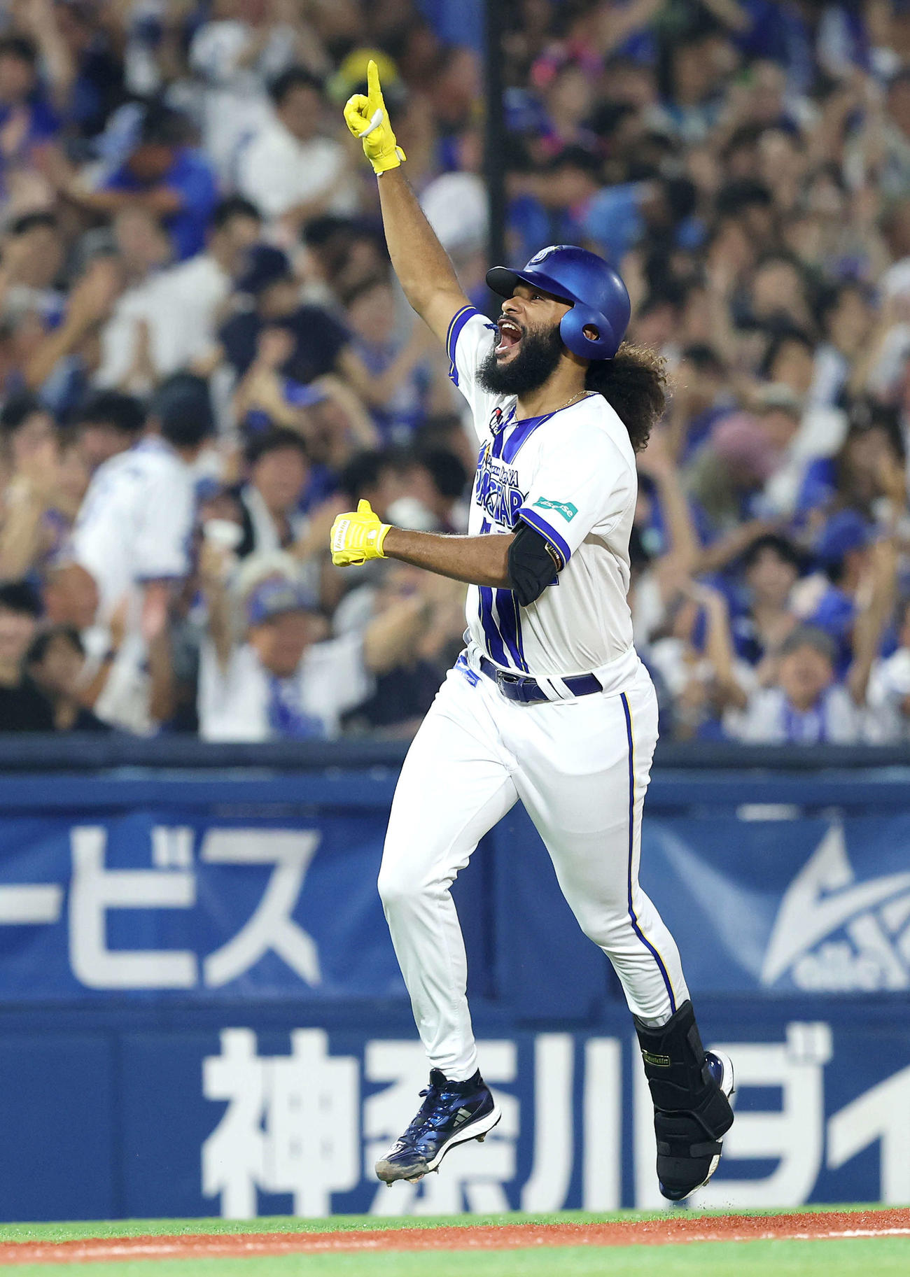 DeNA対中日　2回裏DeNA2死一、三塁、左中間先制3点本塁打を放ちダイヤモンドを回るジャクソン（撮影・河田真司）