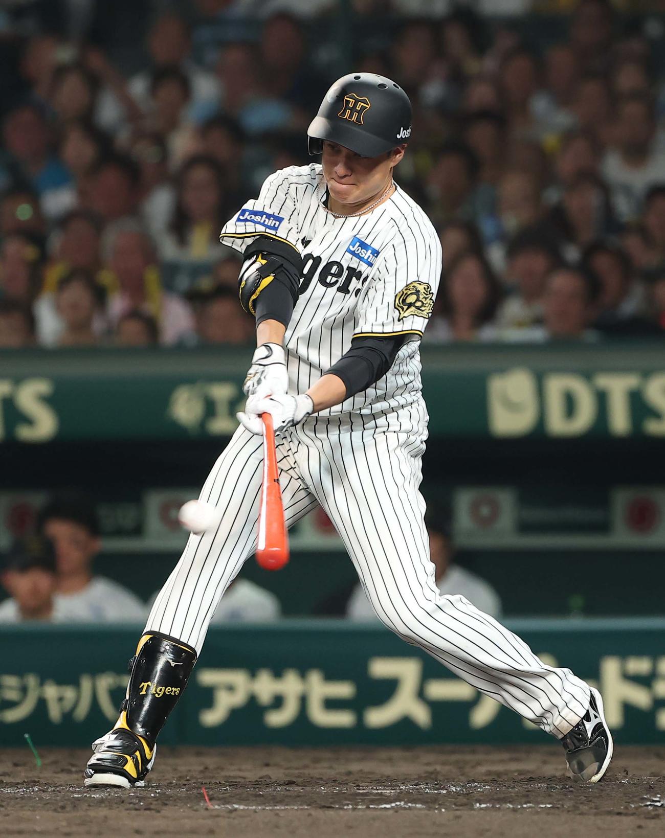 阪神対巨人　5回裏阪神1死満塁、大竹は同点適時打を放つ（撮影・上田博志）