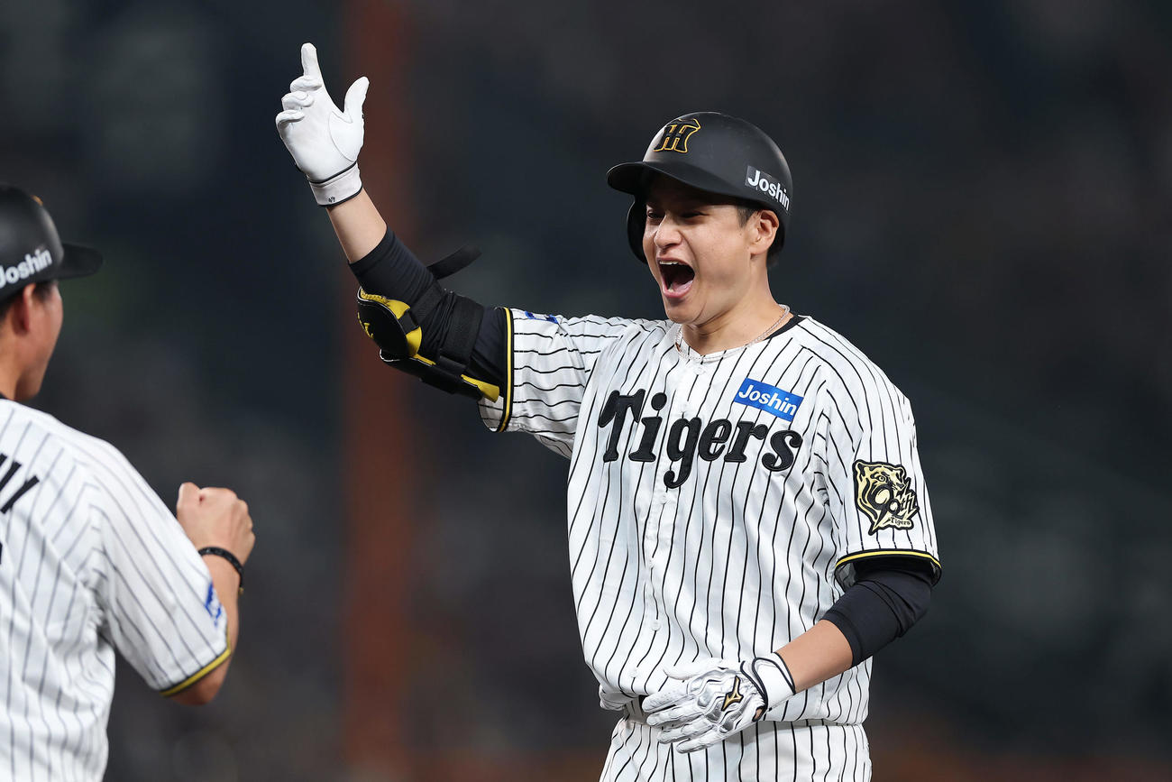 阪神対巨人　5回裏阪神1死満塁、中前に同点適時打を放ち喜ぶ大竹（撮影・前田充）