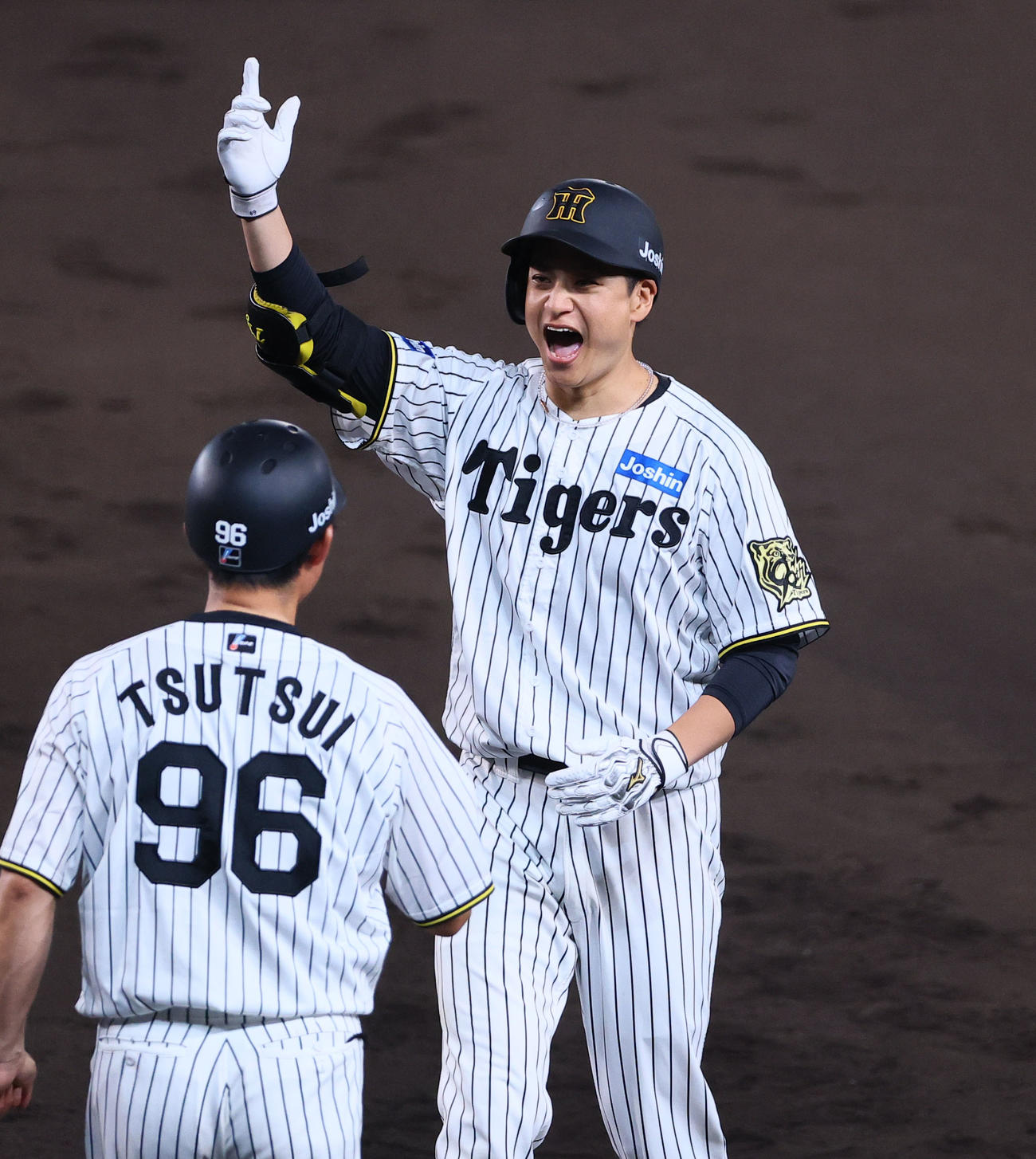 阪神対巨人　5回裏阪神1死満塁、中前適時打を放ち喜ぶ大竹（撮影・藤尾明華）