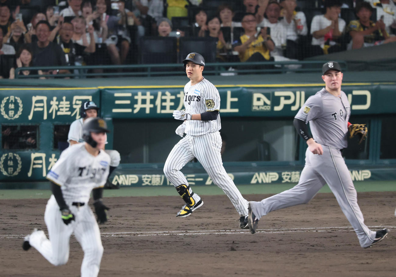 阪神対巨人　5回裏阪神1死満塁、大竹は同点となる中前適時打を放つ（撮影・加藤哉）