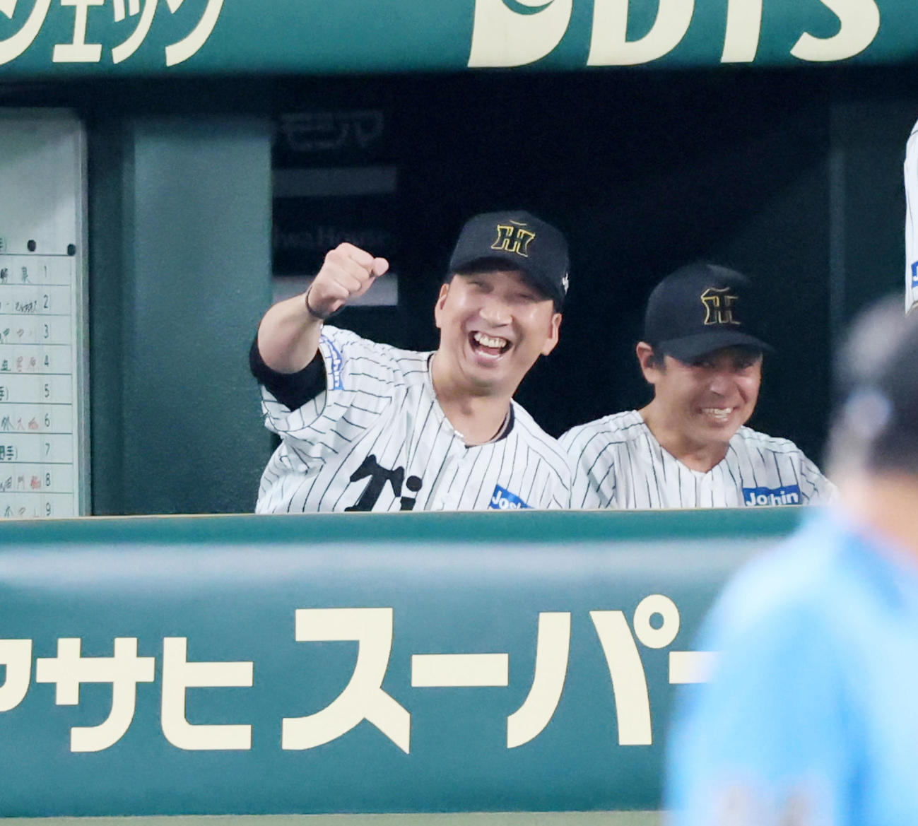阪神対巨人　5回裏阪神1死満塁、大竹の中前適時打にベンチでガッツポーズを見せる藤川監督（撮影・加藤哉）