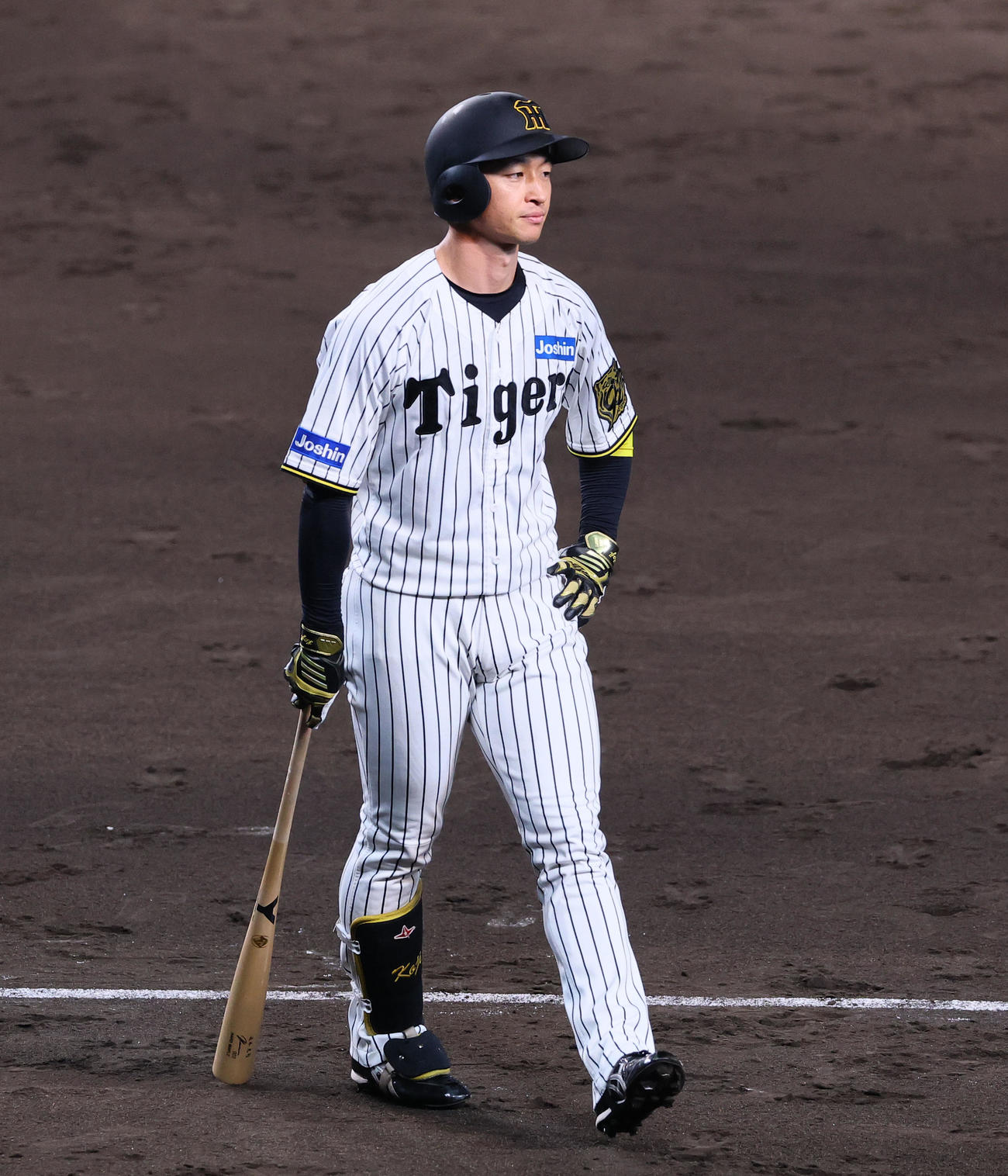 阪神対巨人　5回裏阪神1死満塁、近本が二直併殺に倒れる（撮影・藤尾明華）