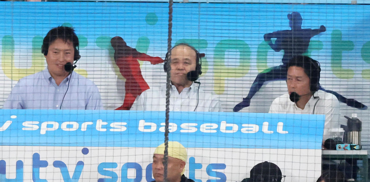 阪神対巨人　テレビ解説を行う岡田オーナー付顧問。右は赤星氏（撮影・加藤哉）
