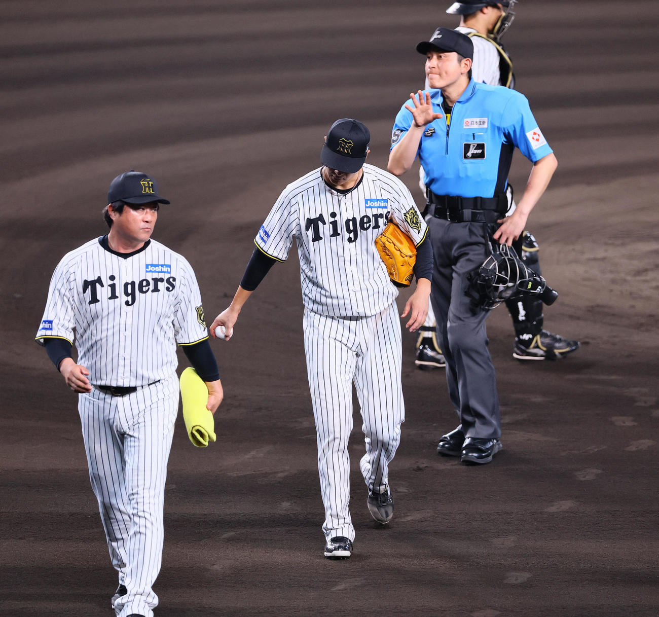 阪神対巨人　6回表巨人1死満塁、治療のためベンチに戻る阪神大竹。そのまま降板となる（撮影・藤尾明華）