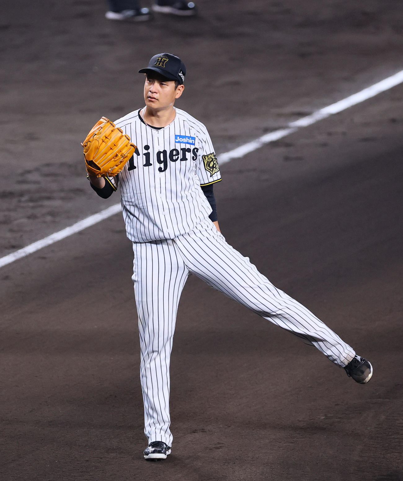 阪神対巨人　6回表巨人1死一、二塁、打者岸田のとき、足を気にする阪神大竹（撮影・藤尾明華）