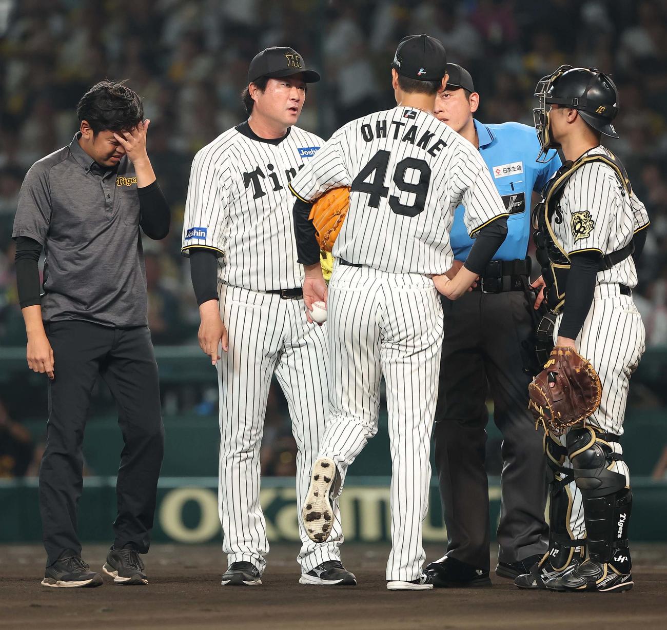阪神対巨人　6回途中で降板する大竹（撮影・上田博志）