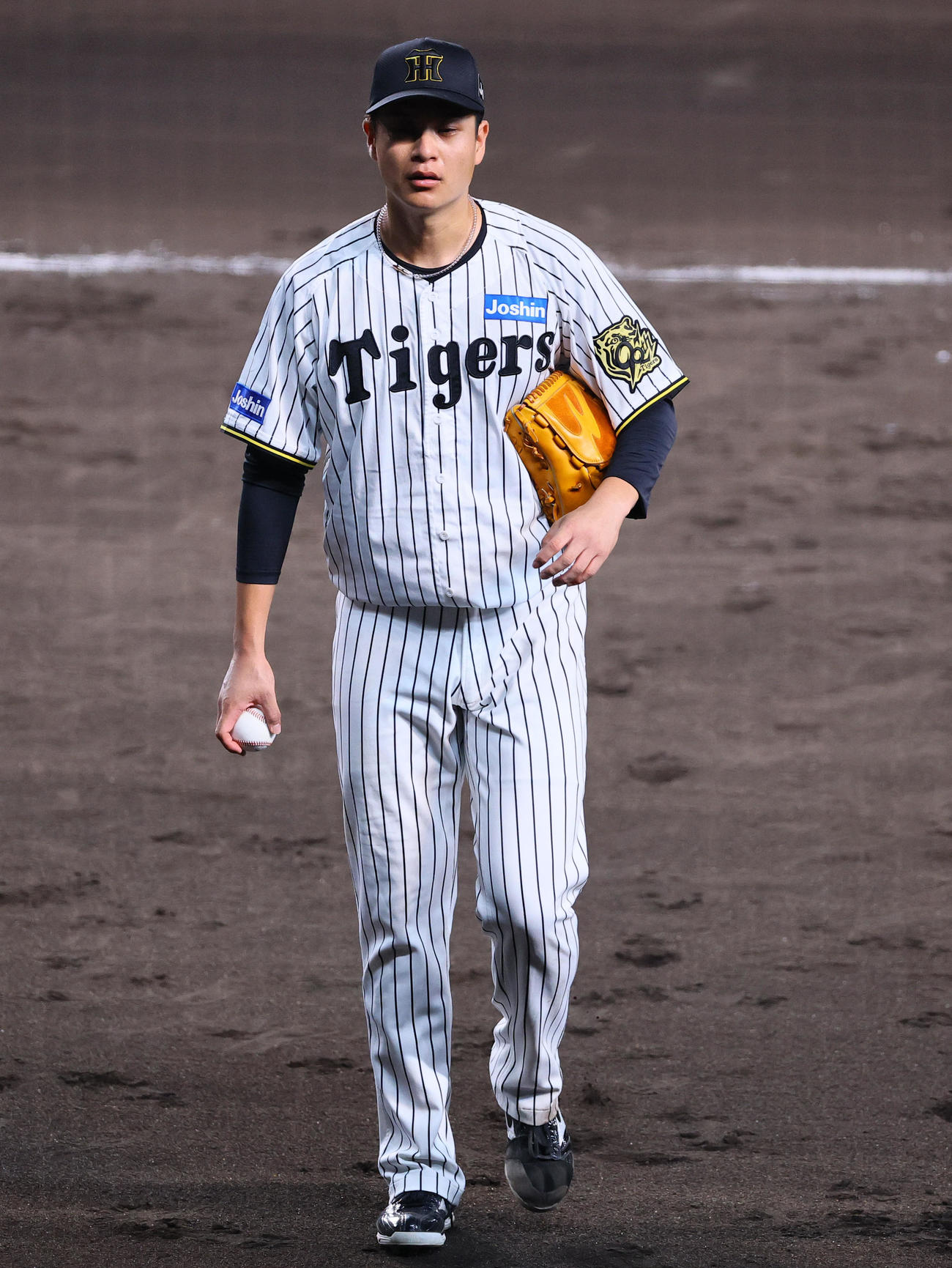 阪神対巨人　6回表巨人1死満塁、治療のためベンチに戻る阪神大竹。そのまま降板となる（撮影・藤尾明華）