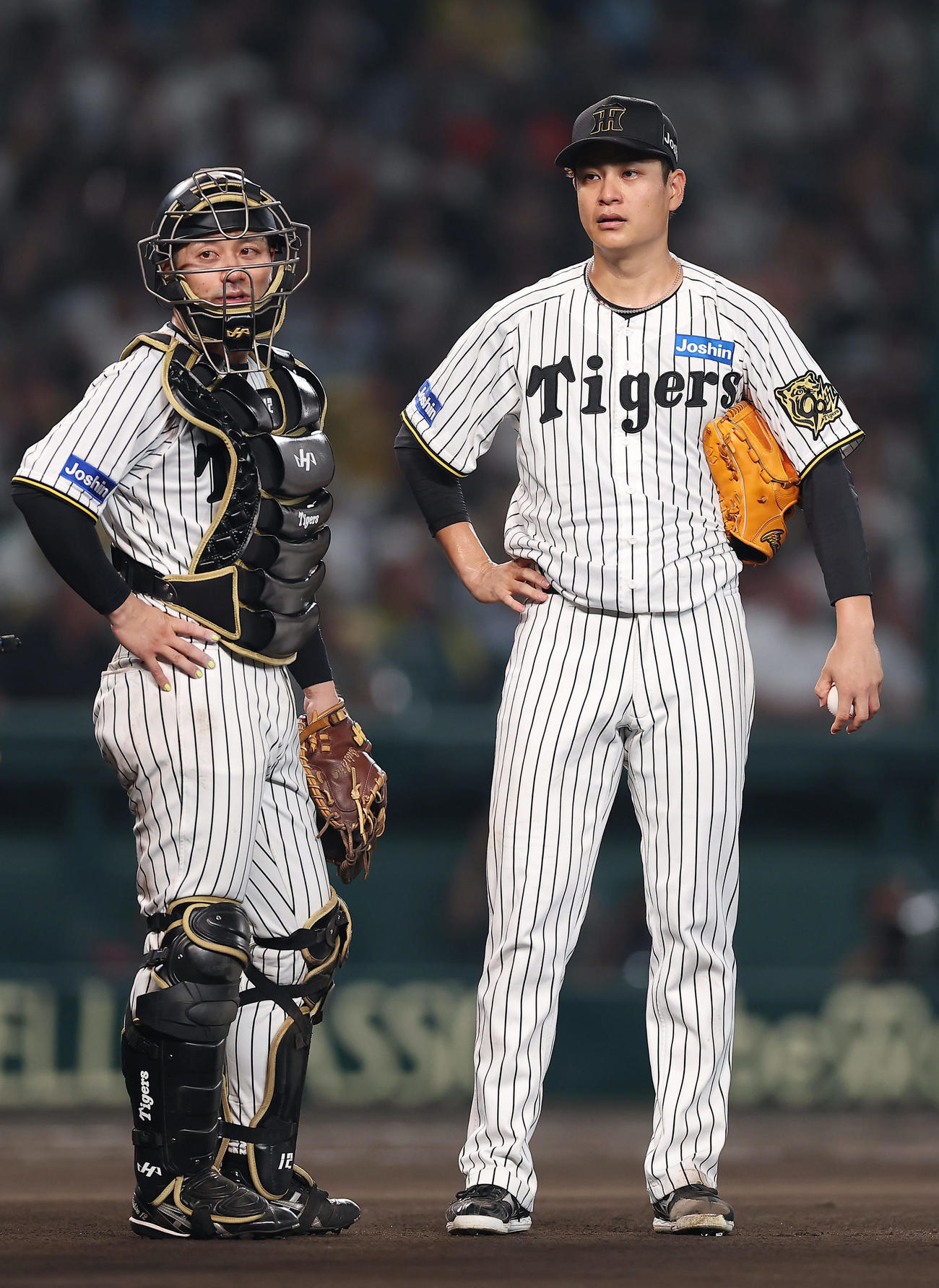 阪神対巨人　6回表巨人1死一、二塁、岸田に四球を与えた大竹。左は坂本（撮影・前田充）