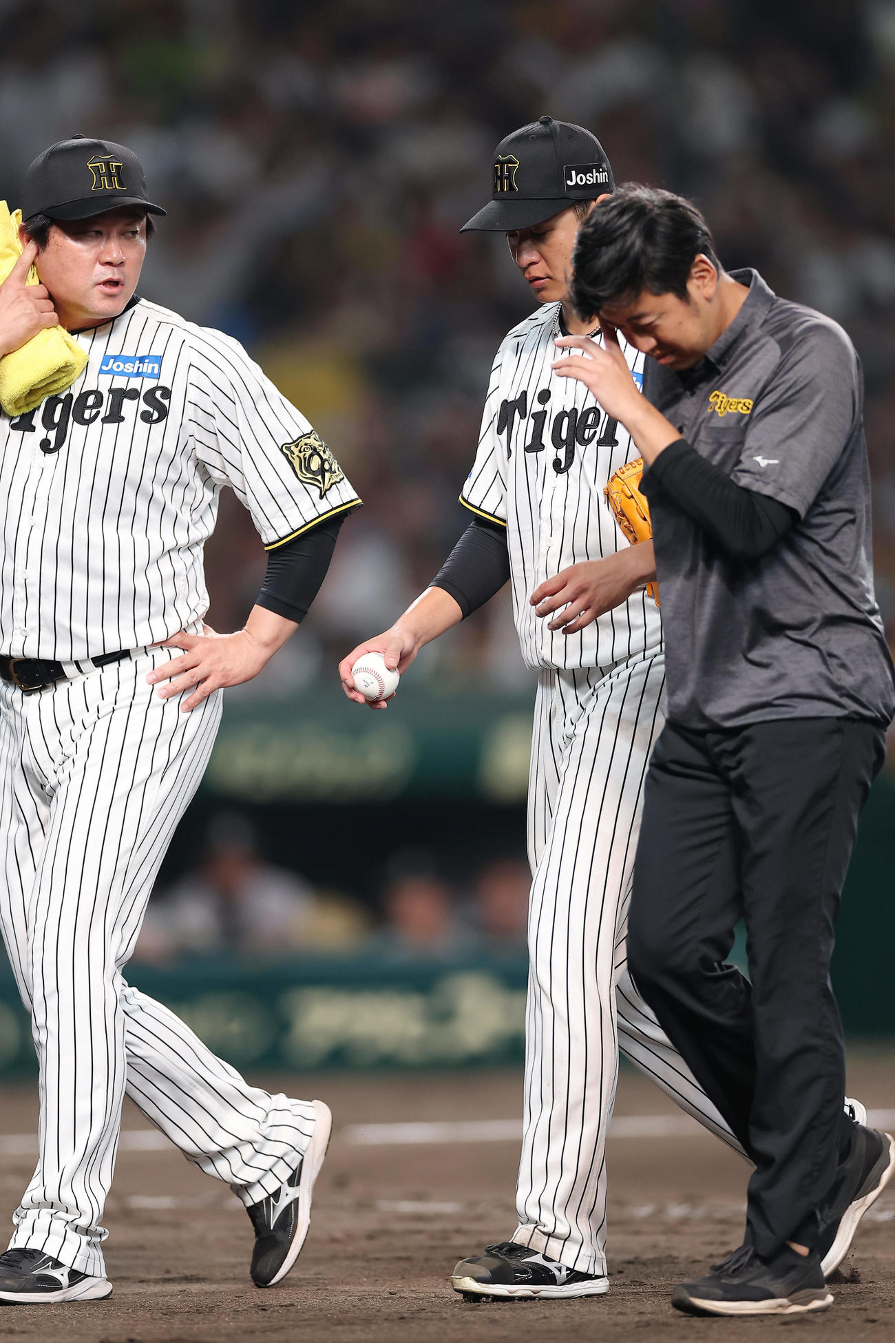 阪神対巨人　6回表巨人1死一、二塁、岸田に四球を与えたところでベンチへ下がる大竹（中央）。左は安藤投手コーチ（撮影・前田充）
