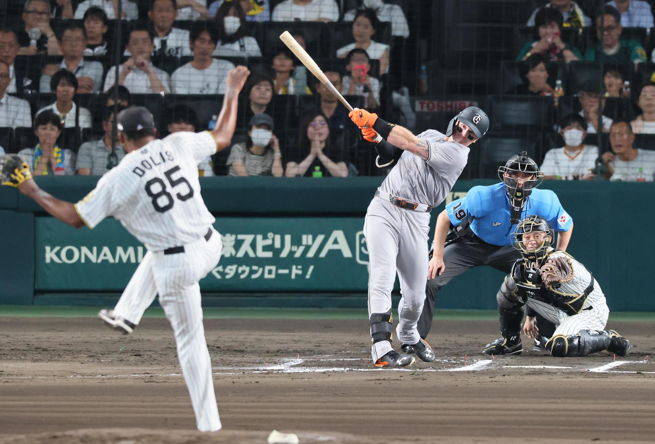 阪神対巨人　6回表巨人1死満塁、キャベッジは右越え2点適時二塁打を放つ。投手ドリス（撮影・加藤哉）
