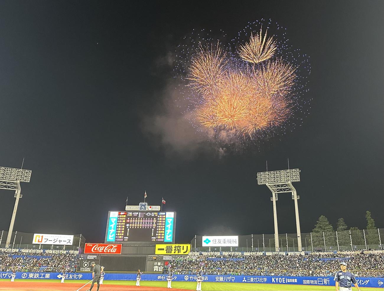 ヤクルト対広島　5回終了後、打ち上げられる花火(撮影・浅見桂子)