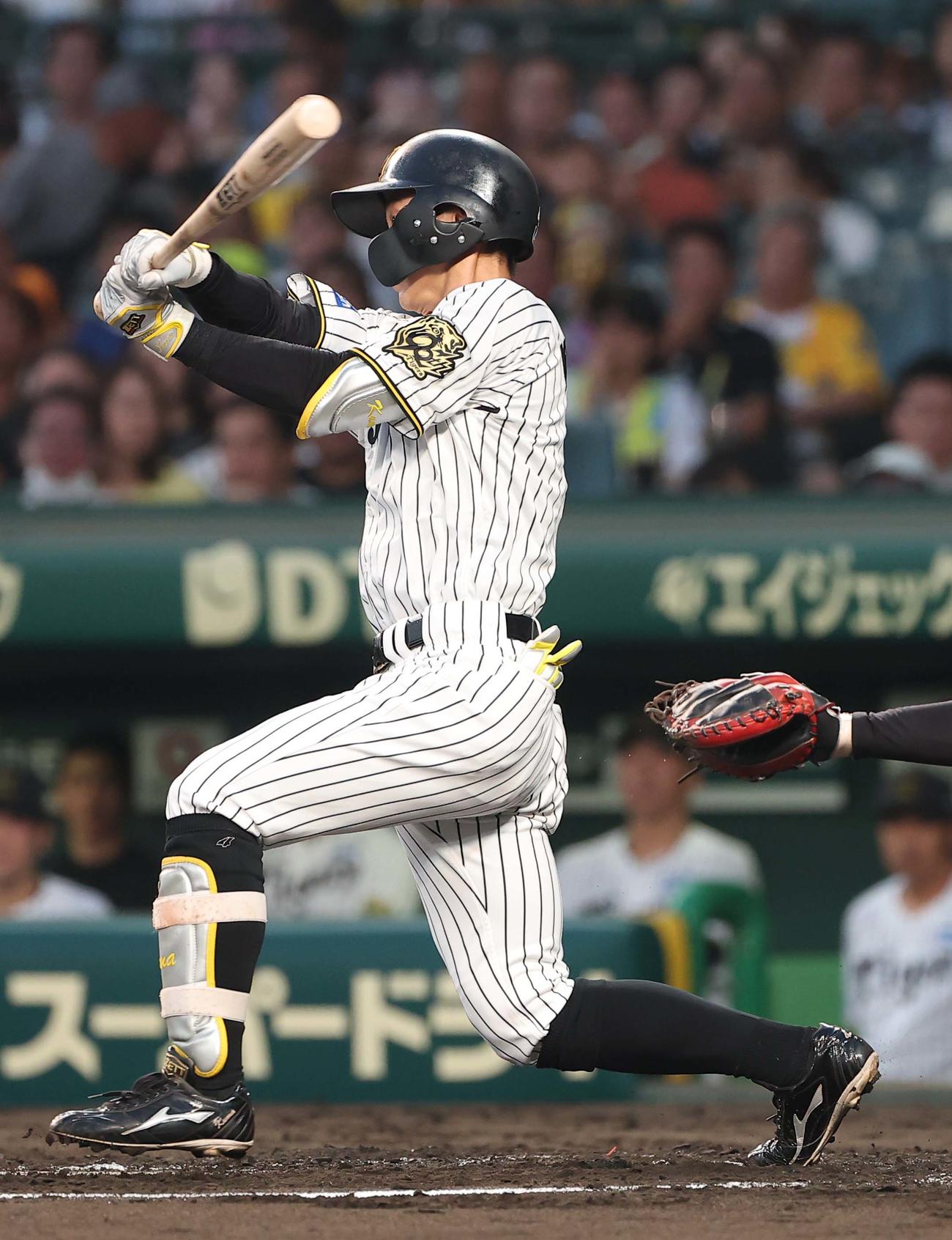 阪神対巨人　2回裏阪神2死、熊谷は中前打を放つ（撮影・上田博志）