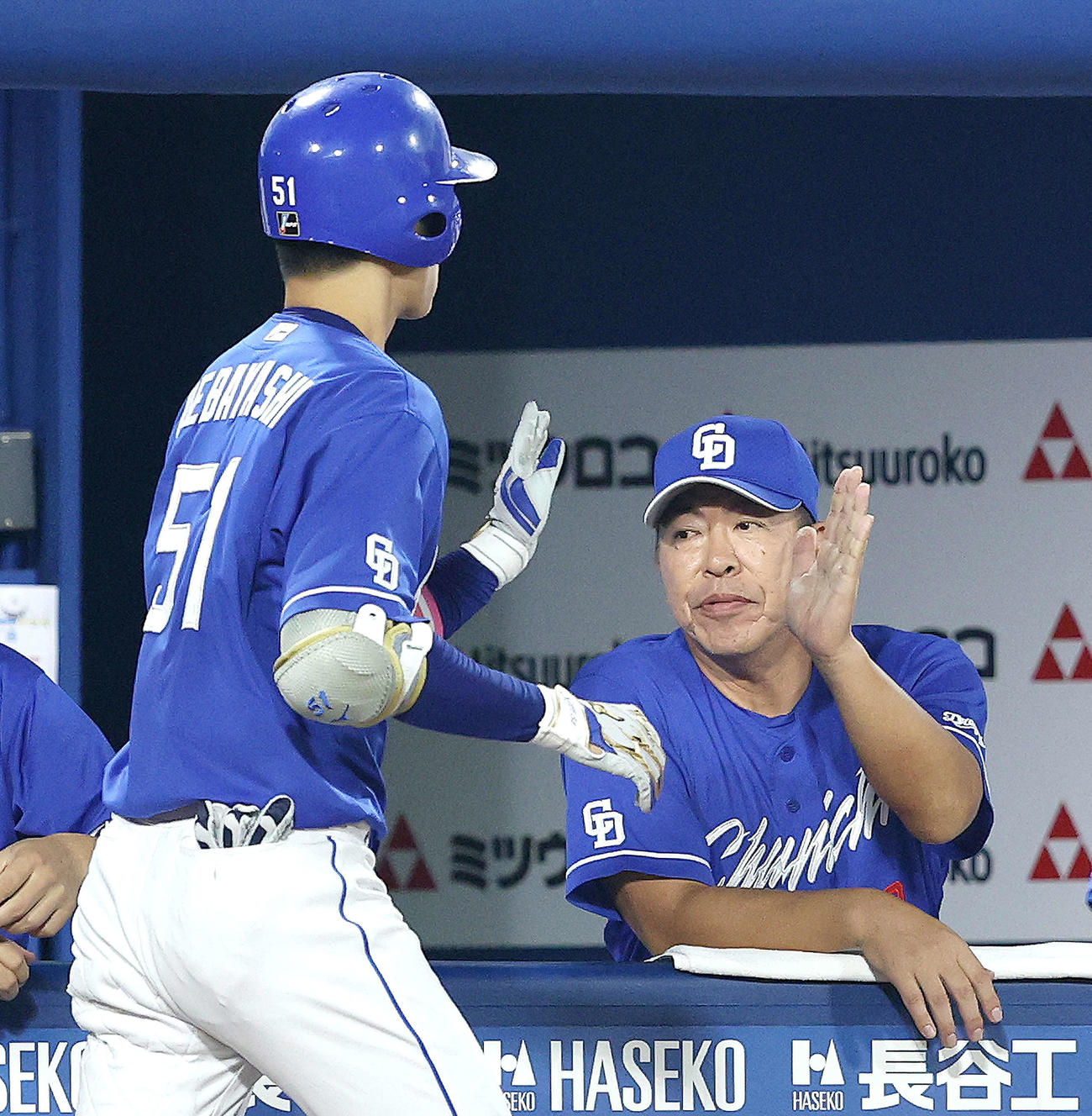 DeNA対中日　4回表中日無死、右越えソロ本塁打で生還する上林（左）を迎える井上監督（撮影・河田真司）