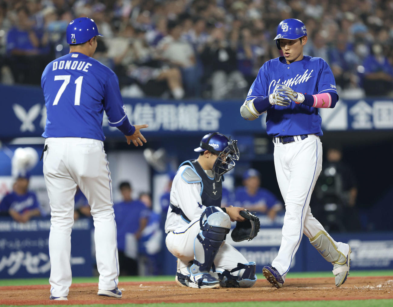 DeNA対中日　4回表中日無死、右越えソロ本塁打で生還する上林（撮影・河田真司）