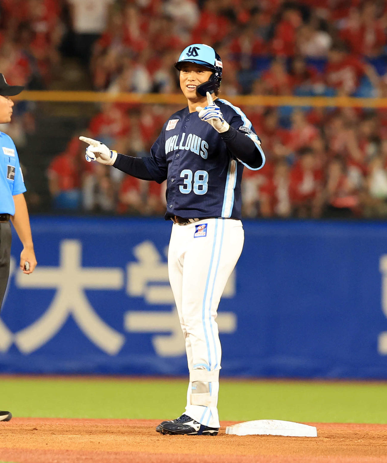 ヤクルト対広島　3回裏ヤクルト無死、右二塁打を放ち笑顔の北村拓（撮影・浅見桂子）
