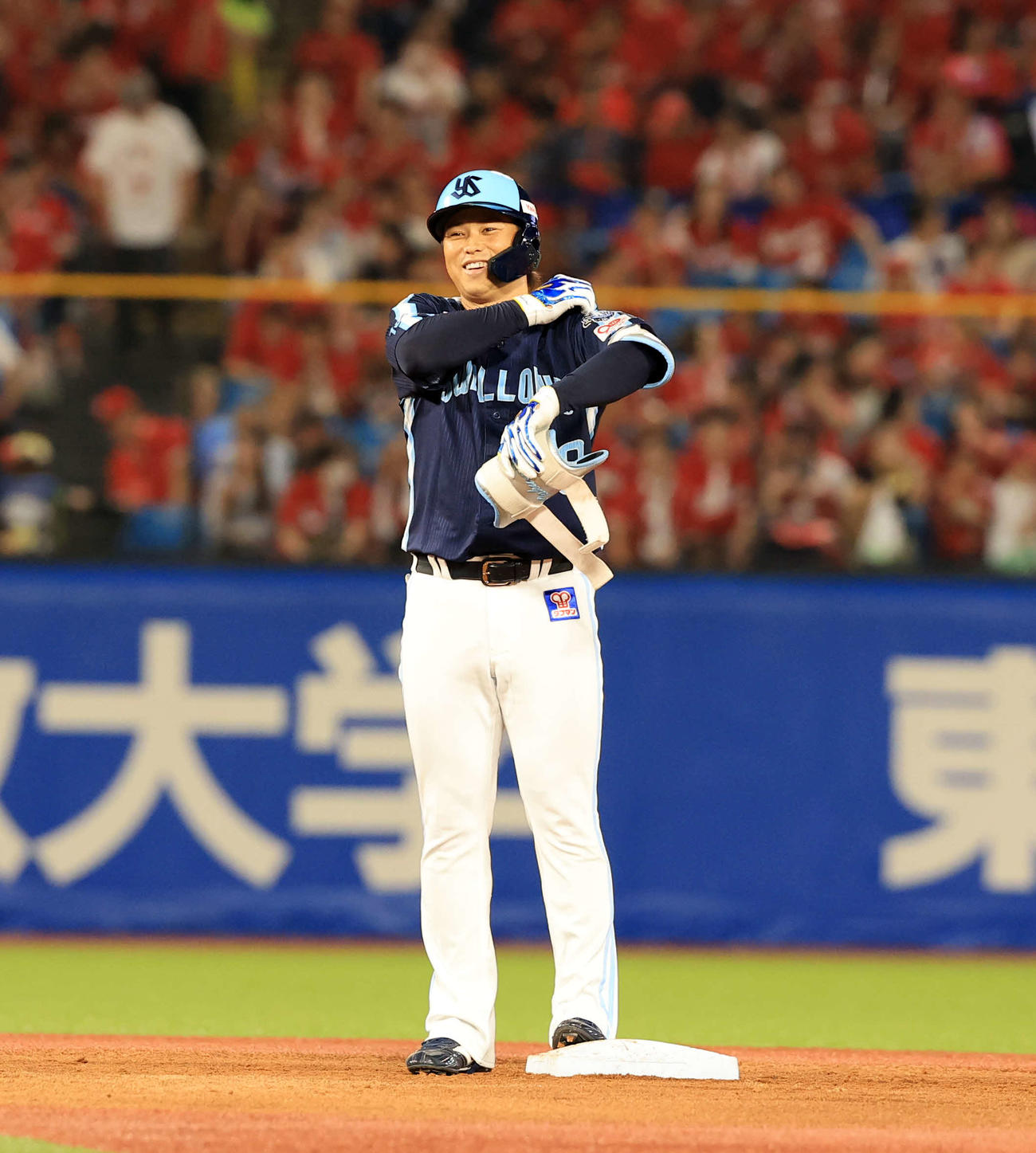 ヤクルト対広島　3回裏ヤクルト無死、右二塁打を放ち笑顔の北村拓（撮影・浅見桂子）