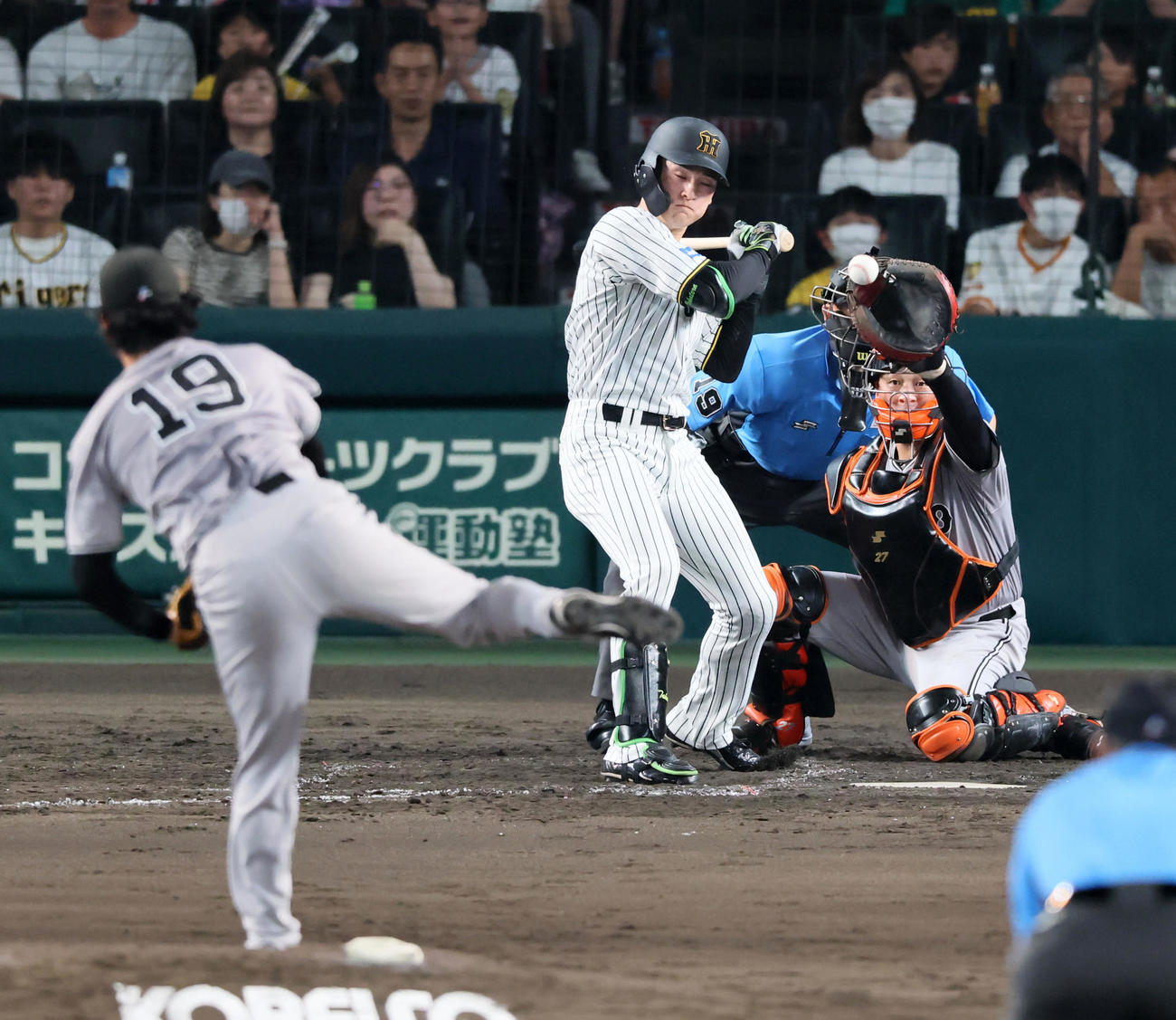 阪神対巨人　5回裏阪神1死一、三塁、四球を選ぶ高寺。投手山崎（撮影・加藤哉）