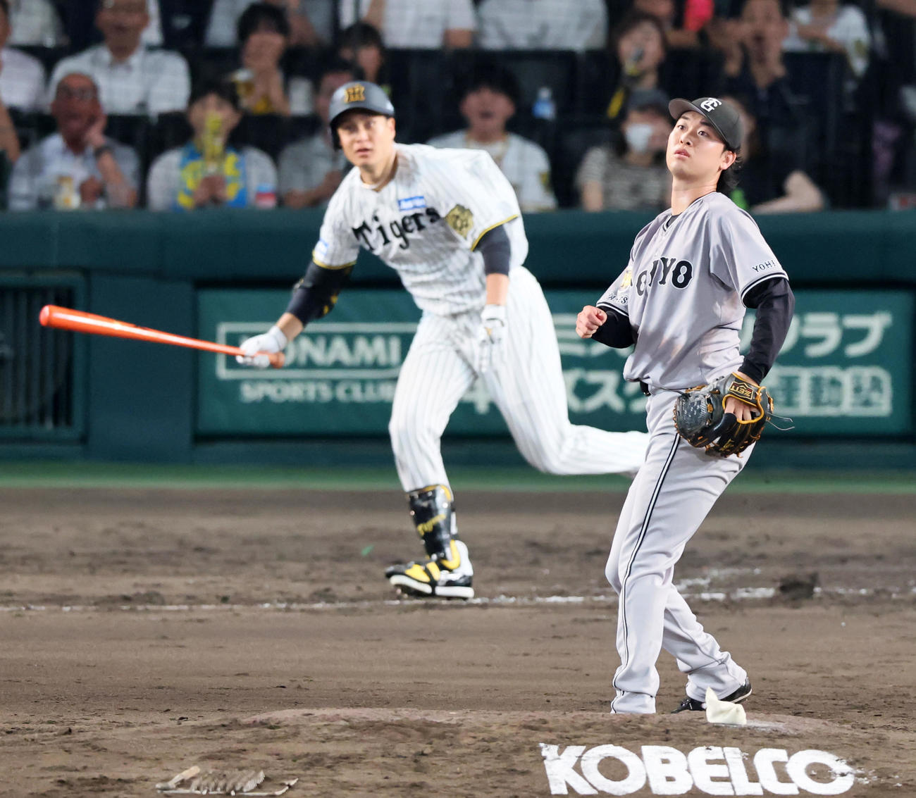 阪神対巨人　5回裏阪神1死満塁、山崎は大竹に中前適時打を打たれて失点（撮影・加藤哉）
