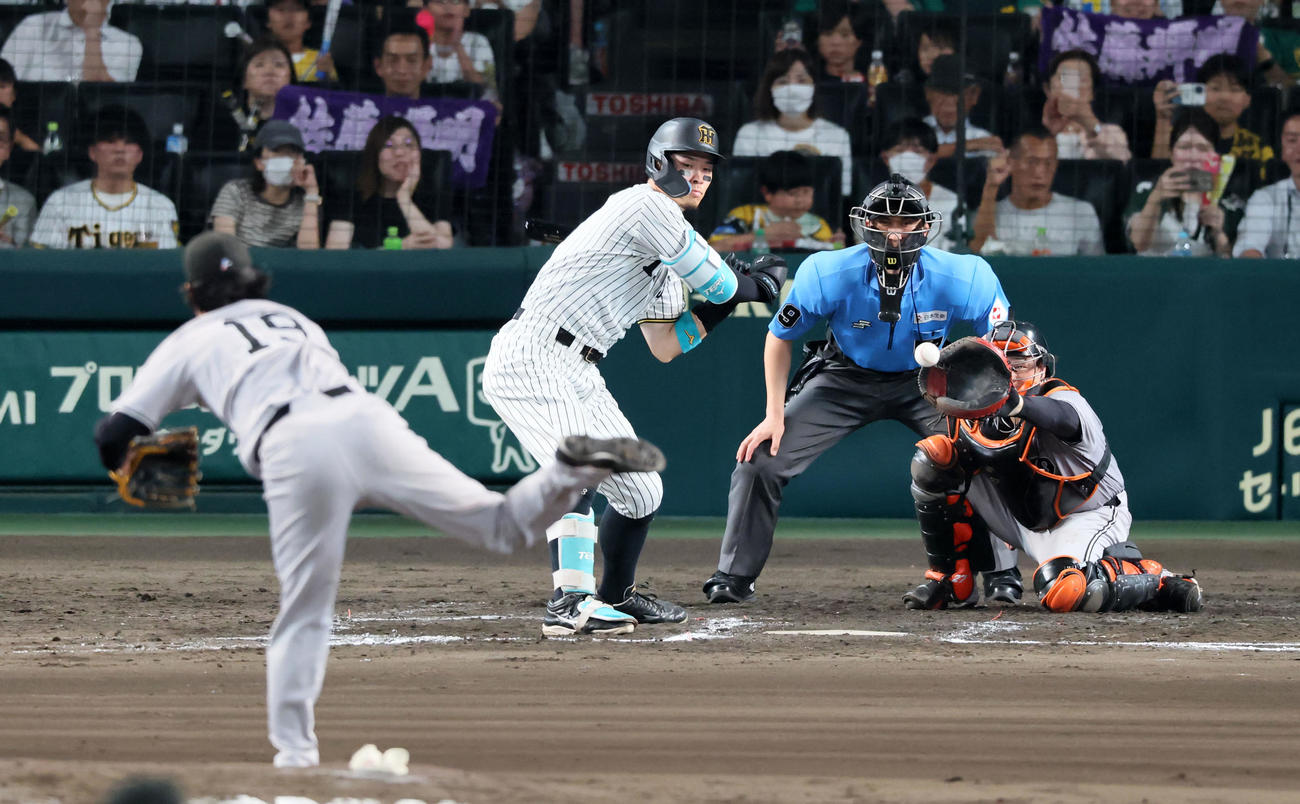 阪神対巨人　6回裏阪神1死二塁、三振する佐藤輝。投手山崎（撮影・加藤哉）